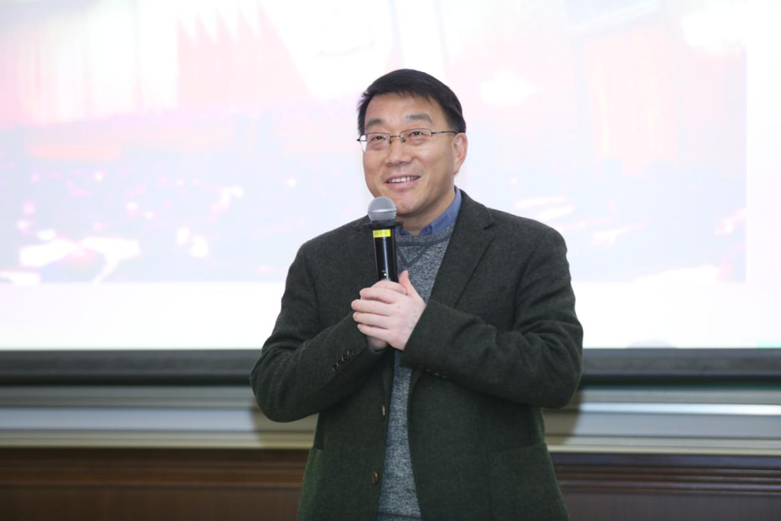 20221124-杨雪冬做客“求索·十年”论坛,讲述阅读二十大报告的三个路径-石方正-杨雪东老师在讲座中.png